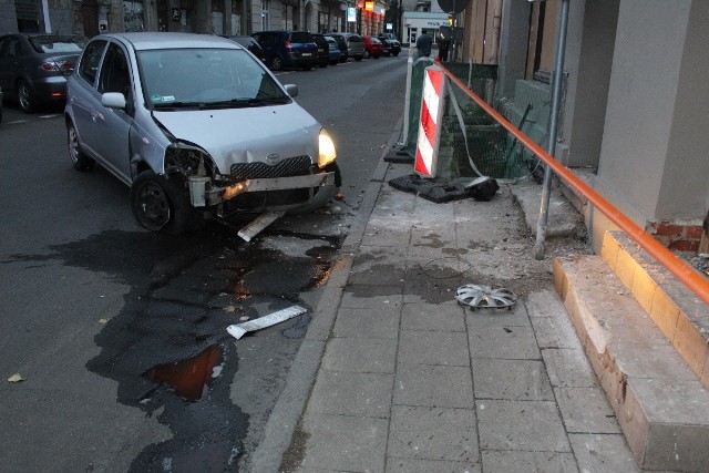 Pijany kierowca toyoty yaris zakończył swoją jazdę na jednym z budynków przy ul. Groblowej w Grudziądzu.
