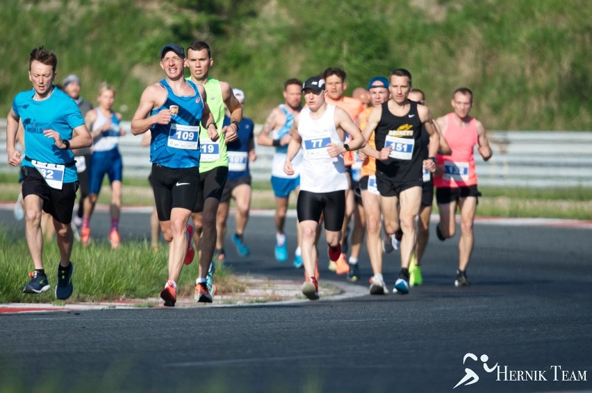 Poznaniak Marcin Kęsy (z lewej) przebił się na podium...