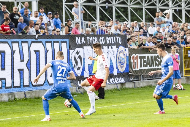 Hutnik Kraków (niebieskie stroje) odniósł trzecie zwycięstwo w tym sezonie, ŁKS II Łódź poniósł drugą porażkę