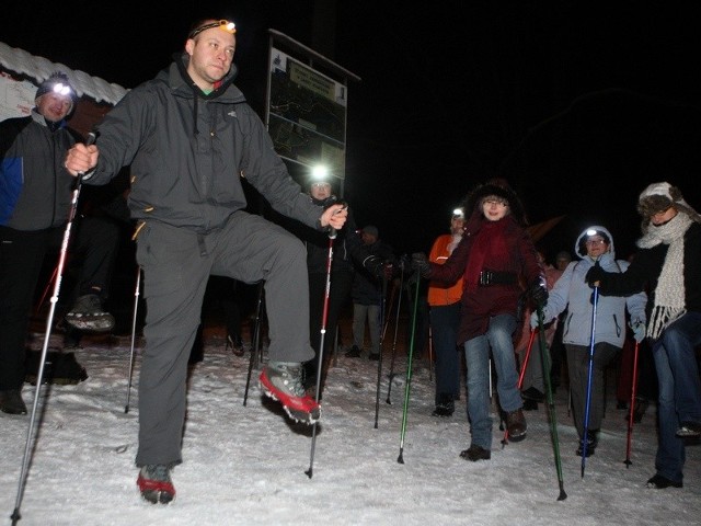 76 osób przeszło pierwszy nocny marsz nordic walking w słupskim Lasku Północnym.