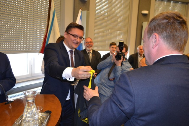 Prezydent Katowic i prezydent Sosnowca obradowali się gadżetami i pogodzili w sprawie nazwy metropolii