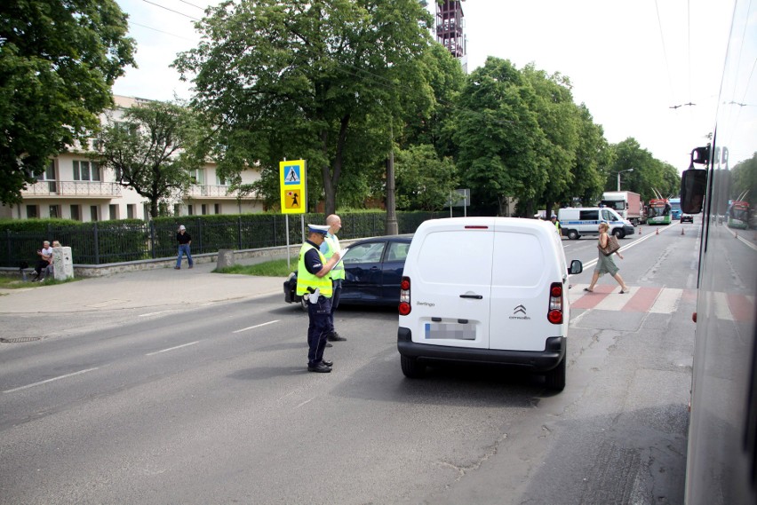 Wypadek na ulicy Kunickiego. Tworzą się potężne korki (ZDJĘCIA)