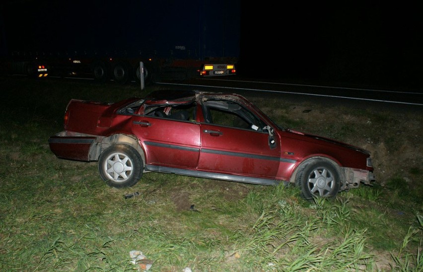 Volvo wjechało wprost pod ciężarówkę. Dwójka nastolatków i dwoje dorosłych trafiło do szpitala.(zdjęcia)