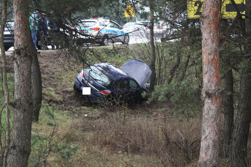 Bukowno. Auto wylądowało w rowie, dwie osoby ranne