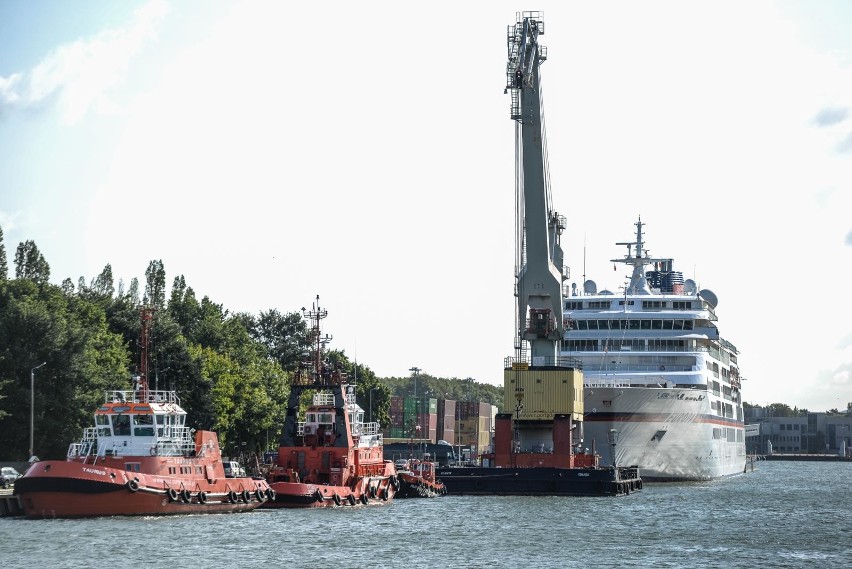 Wycieczkowiec "MS Europa" w Gdańsku. To pierwszy statek wycieczkowy w sezonie 2020 w Porcie Gdańsk. Zobacz zdjęcia