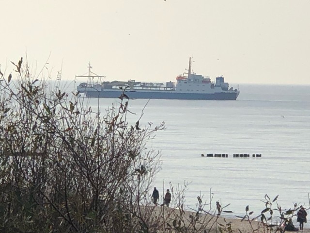 Widok z plaży w Mielnie na szwedzki statek