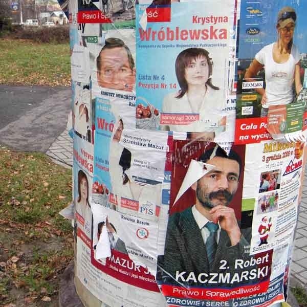 Za nie sprzątnięcie reklamowych plakatów grozi grzywna do 100 zł.