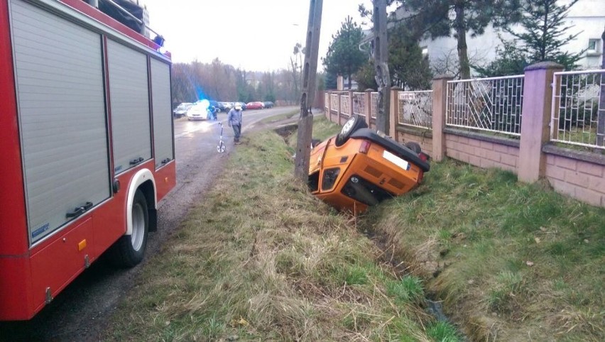 Wjechał "maluchem" do rowu, dachował i uderzył w słup