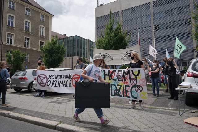 Poznańska młodzież zorganizowała we wtorek pikietę pod kuratorium oświaty. Aktywiści domagają się wprowadzenia do szkół edukacji na temat zmian klimatycznych. Cykl protestów odbywa się w wielu polskich miastach
