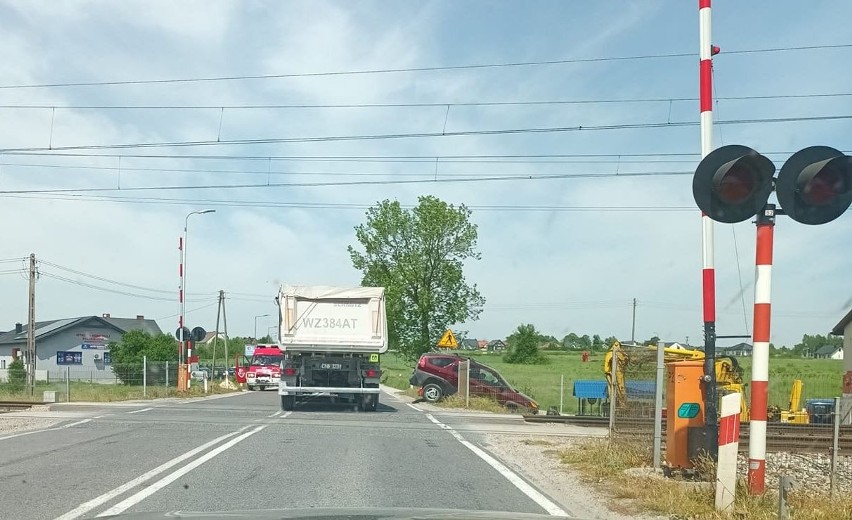 Kraksa na przejeździe w gminie Piekoszów. Kobieta zasłabła za kierownicą i wjechał w rogatki