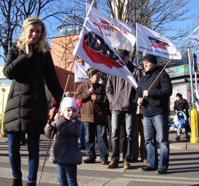 Wczoraj znów od rana mieszkańcy gminy Brzeszcze, dorośli i ci najmłodsi, uczestniczyli w blokadzie drogi wojewódzkiej 933