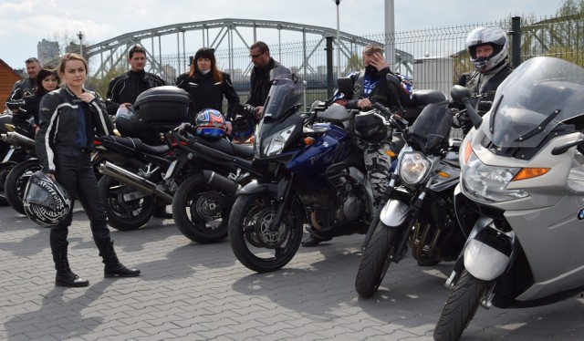 Efektownie prezentowały się motocykle w grudziądzkiej marinie, na tle Wisły i mostu