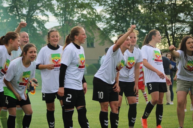 Tak się cieszyły dziewczyny z LKS Rolnik B. Głogówek po remisie z Resovią Rzeszów, który zapewnił im pierwszy raz w dziejach klubu awans do piłkarskiej ekstraklasy.