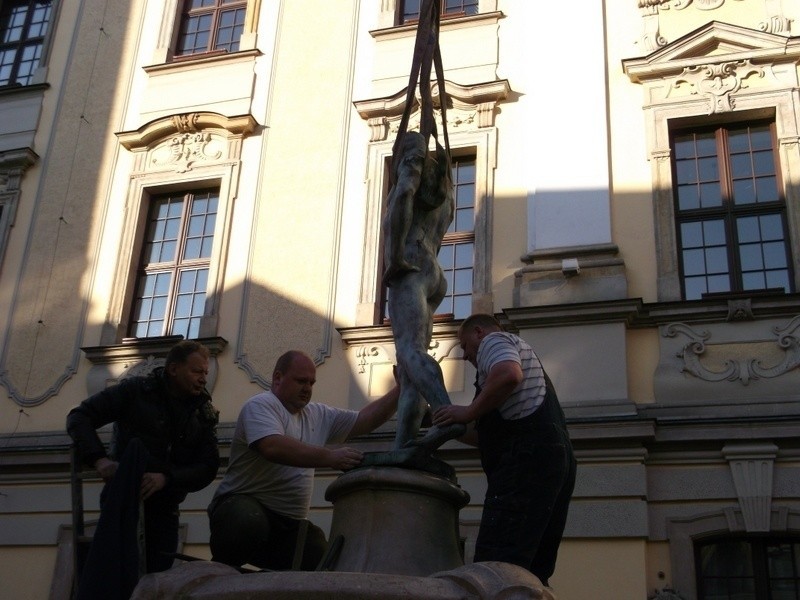 Wrocław: Szermierz zniknął z fontanny na pl. Uniwersyteckim (ZDJĘCIA)