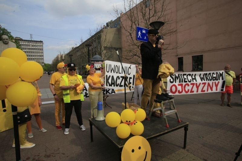 Żółta Alternatywa żąda uwolnienia kaczki! Happening w pasażu Schillera