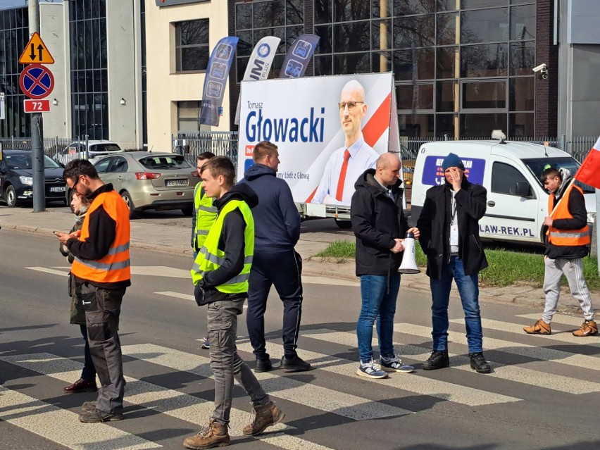 Wieniec przed Zarządem Lokali Miejskich przy al. Kościuszki 47 w Łodzi. Protestujący krzyczeli "Chcemy dyrektora, a nie dyktatora"! FILM
