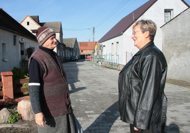 - Ksiądz Kondracki przez 20 lat był naszym proboszczem. Zasługuje na to, żeby zostać patronem tej ulicy - twierdzą Wanda Wilska (z lewej) i Krystyna Nowacka.