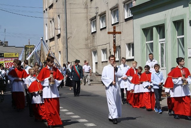 Wierni tłumnie wzięli udział w procesji Bożego Ciała w Sępólnie. Pojawiły się całe rodziny: dzieci, rodzice, dziadkowie. Dziewczynki sypały kwiatki, a rodzice bardzo przeżywali ten moment. Koniecznie trzeba było go uwiecznić na zdjęciach.