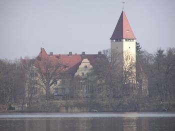 Nowy zamek leży nad malowniczym jeziorem Lubiąż. Jednak zamiast tętnić życiem, jest zamknięty i ogrodzony. Kiedy znajdzie nowego właściciela i co w nim powstanie? Dziś nie sposób odpowiedzieć na te pytania. (fot. archiwum)