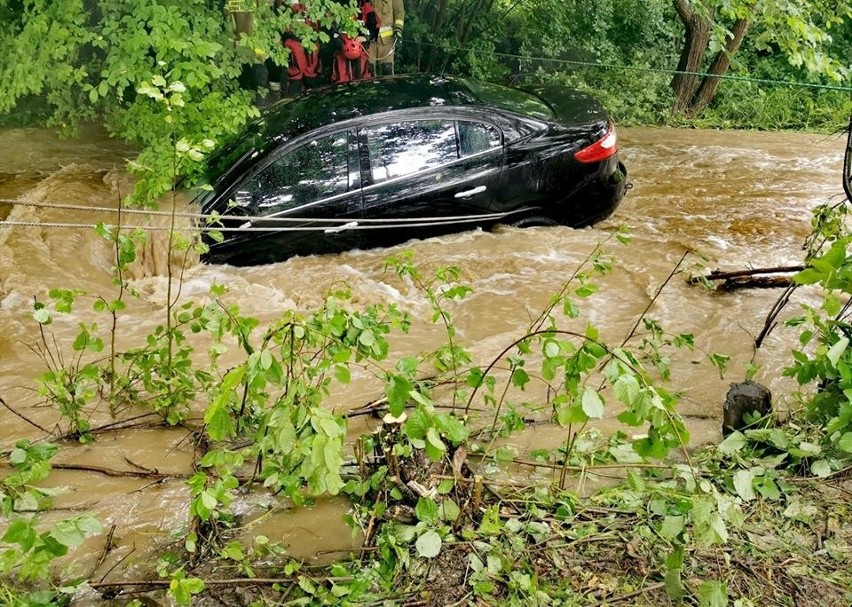Brzezna. Samochód wpadł do koryta rzeki w Długołęce-Świerkli [ZDJĘCIA]