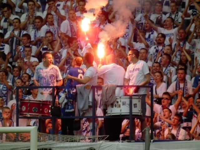 Klub Lech Poznań chce zapłacić grzywnę jaka grozi dwóm byłym piłkarzom Lecha. Chodzi o sprawę odpalania rac na stadionie podczas meczu miesiąc temu.
