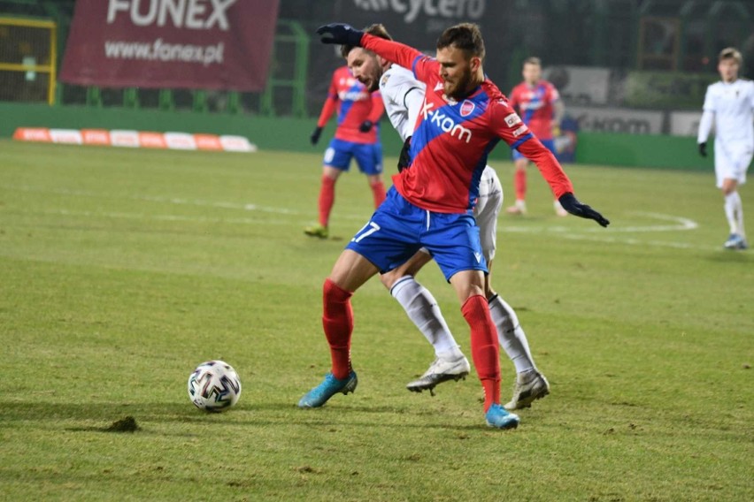 PKO Ekstraklasa. Pogoń Szczecin nowym liderem. Wygrana z Rakowem Częstochowa. Trafił Adrian Benedyczak