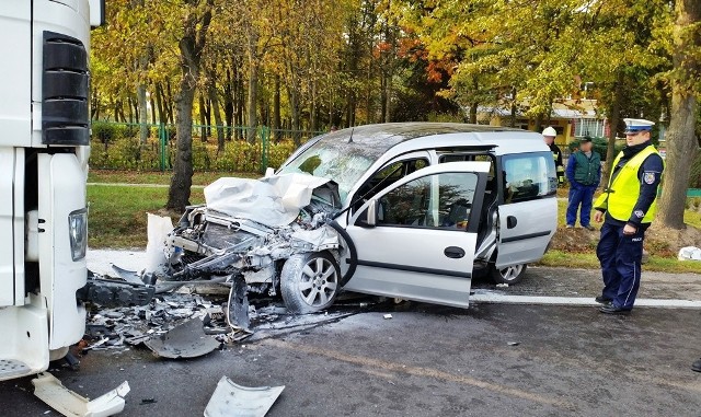 Wypadek na DK 61. Czołowe zderzenie spowodował 19-letni kierowca mana.