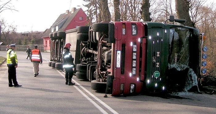 Tir przewrócil sie w Bytowie