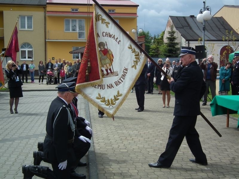 Sztandar przekazał Jerzy Kowalski, prezes OSP w Zwoleniu.