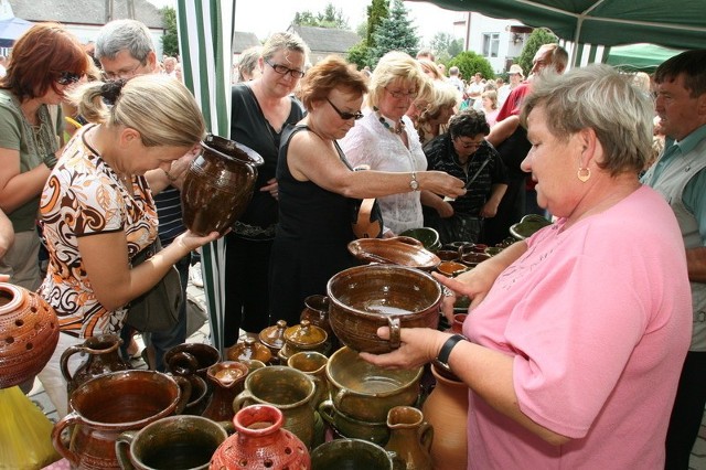 Turyści chętnie odwiedzają Chałupki, bo kupić tu można piękne gliniane naczynia.