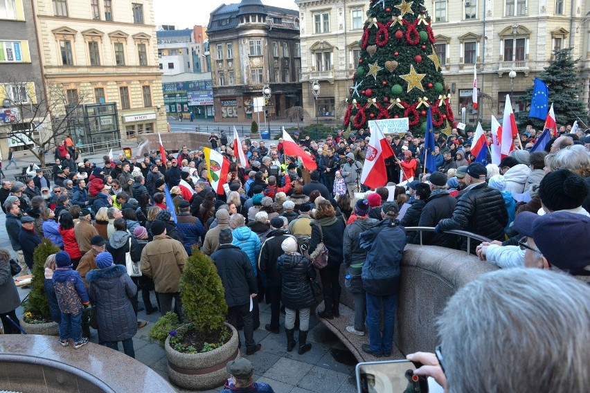 Manifestacja Komitetu Obrony Demokracji w Bielsku-Białej [ZDJĘCIA, WIDEO]