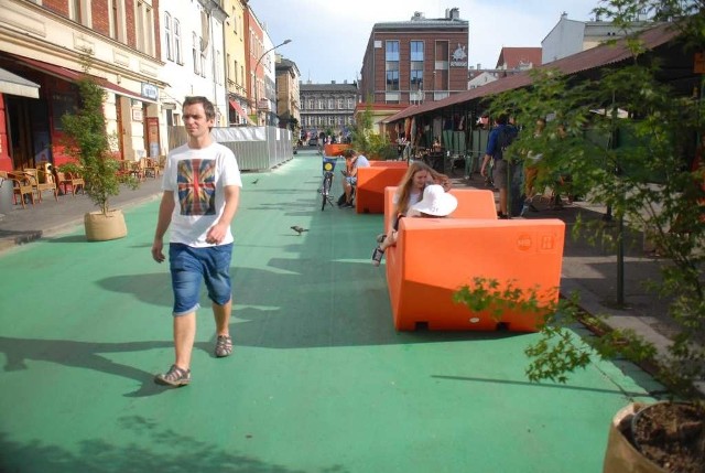 Zielona nawierzchnia, pomarańczowe sofy i kilka sadzonek - tak do 6 sierpnia będzie wyglądać połowa ulic przy placu Nowym