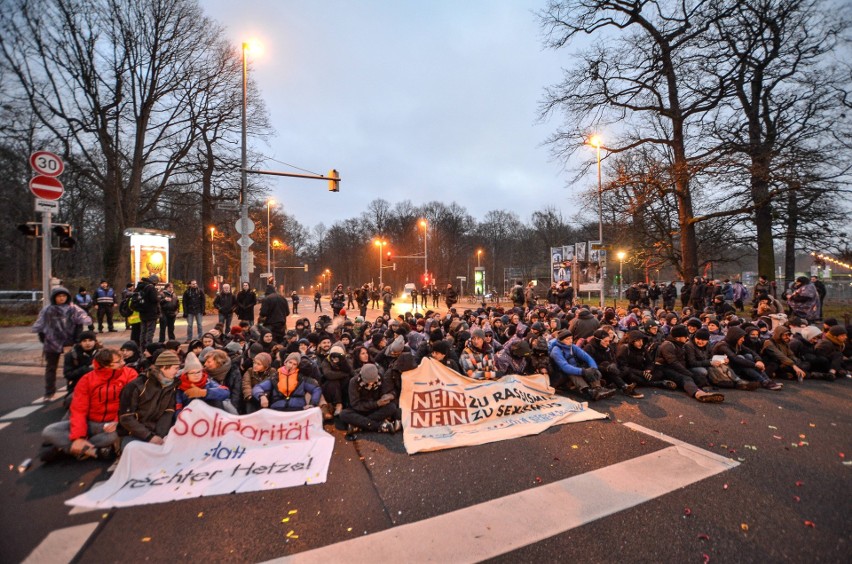 Tysiące ludzi w Hanowerze krzyczą "Precz z rasistami i nazistami" z powodu zjazdu AfD [ZDJĘCIA]