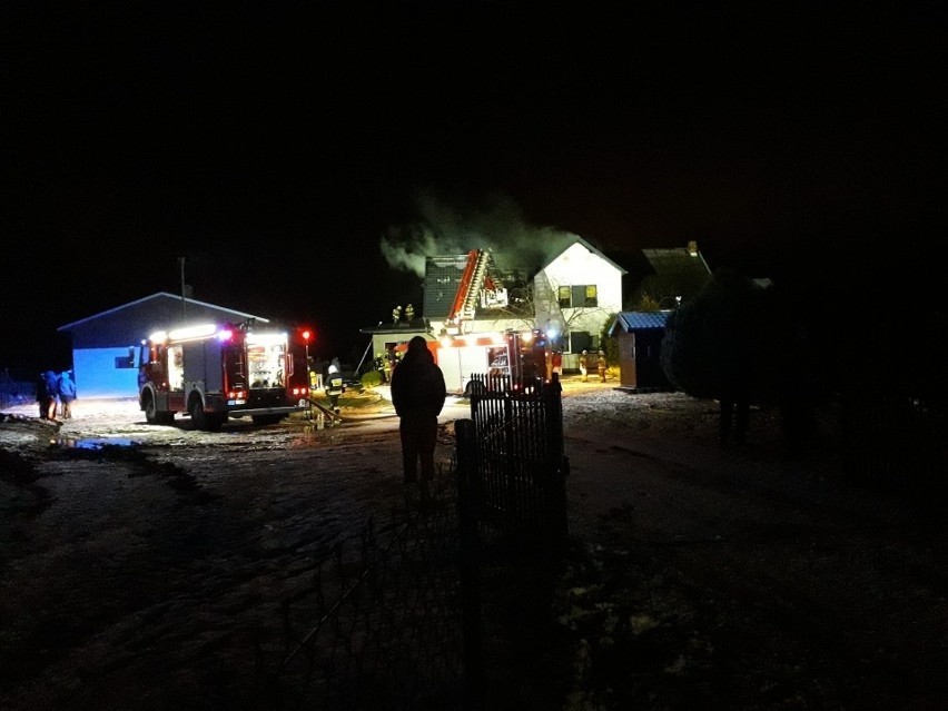 Ogień strawił dom w Międzygórzu w gminie Bytów. Straty...