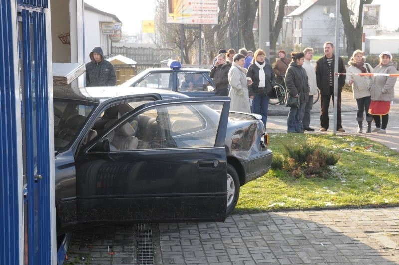 Zdzieszowice: Toyota camry wjechala w budke z gastronomią....