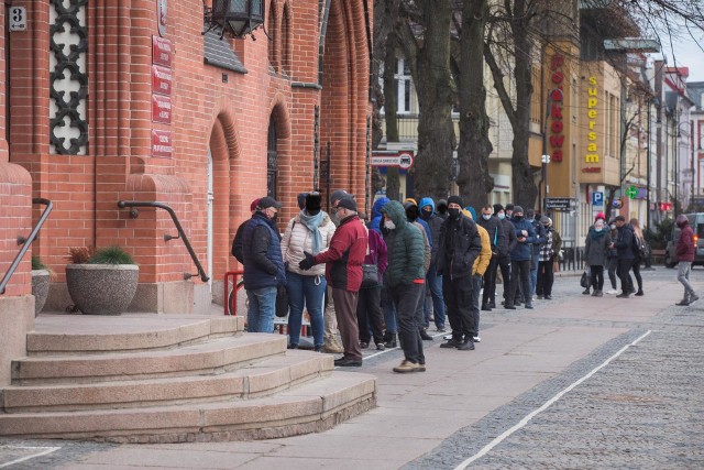 Kolejki do ratusza. Urząd od czwartku ma być na telefon