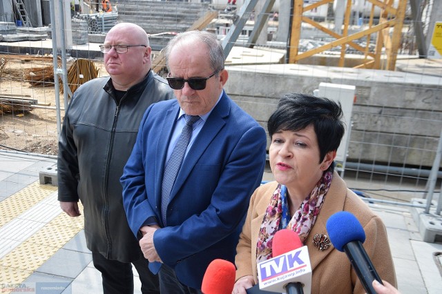 We Włocławku trwa budowa nowego dworca PKP. W piątek 22 kwietnia 2022 roku, zorganizowano tam konferencję prasową dotyczącą rządowego programu Kolej Plus