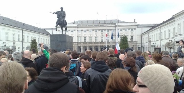 Przed Pałacem Prezydenckim na Krakowskim Przedmieściu zgromadziły się tłumy ludzi.