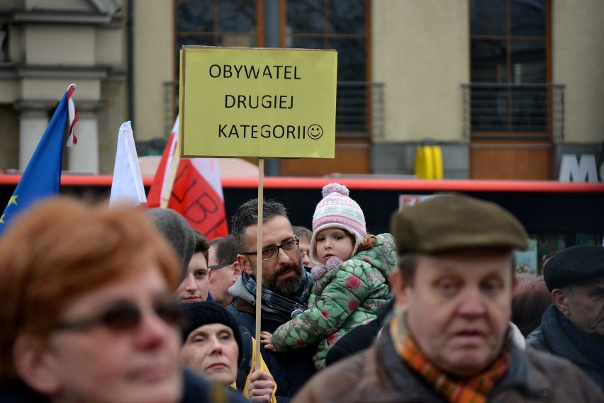 Komitet Obrony Demokracji manifestował w Lublinie. "Beata opublikuj!" [ZDJĘCIA, WIDEO]