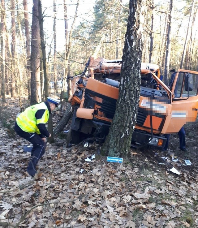 Do zdarzenia doszło w miejscowości Puszcza Rządowa pod Rypinem na wojewódzkiej "560" Brodnica - Sierpc. 37-letni kierowca samochodu ciężarowego, przewożące butle z gazem, unikając zderzenia ze zwierzęciem zjechał do przydrożnego rowu i uderzył w drzewo. Zobacz też:Groźny pożar na WybickiegoNa co mogą liczyć przyszłe mamy