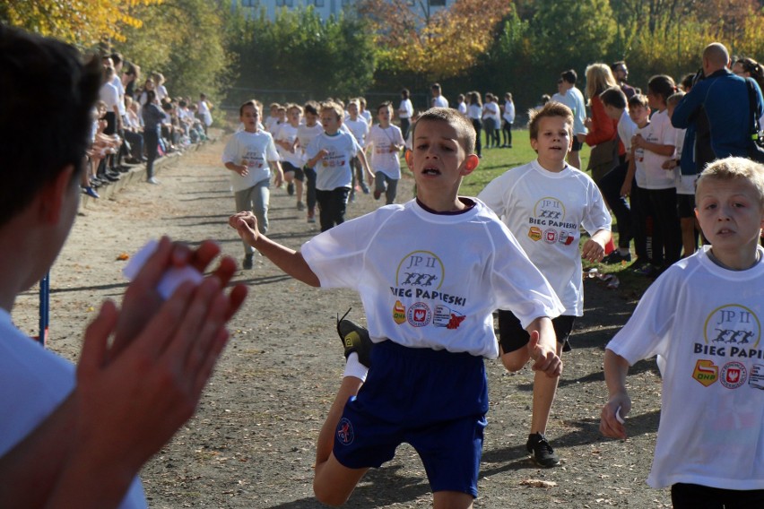 Biegacze na sportowo uczcili pamięć papieża Jana Pawła II 