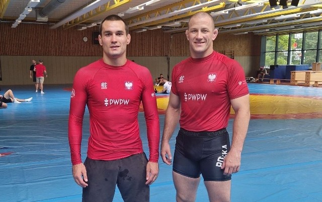 Patryk Bednarz, z lewe strony i Arkadiusz Kułynycz otrzymali powołania na mistrzostwa świata w Serbii.