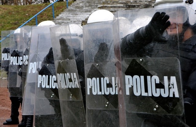 Dzisiaj na stadionie przemyskiej Polonii odbywały się ćwiczenia policjantów z 4 komend na Podkarpaciu. Funkcjonariusze doskonalili umiejętności interwencji na wypadek zakłócania porządku przez kibiców.