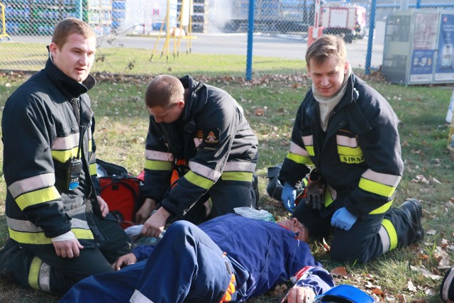 Równo o godz. 10.00 nad zakładem w Nowej Niedrzwicy koło Przytocznej zawył alarm, a kilka minut później dołączyły się do niego syreny nadjeżdżających wozów strażackich. Podczas tankowania doszło do rozszczelnienia cysterny, z której zaczął ulatniać się gaz. Chmura gazu uniosła się nad placem i doszło do wybuchu. To główny wątek scenariusza manewrów strażackich, których areną była we wtorek, 16 października, rozlewnia gazu w Nowej Niedrzwicy. 