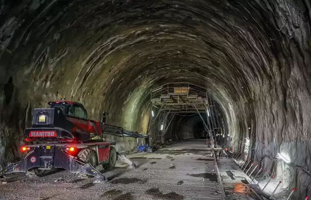 Budowa obejścia Węgierskiej Górki. Tak wyglądają prace w tunelach w kwietniu 2024 roku