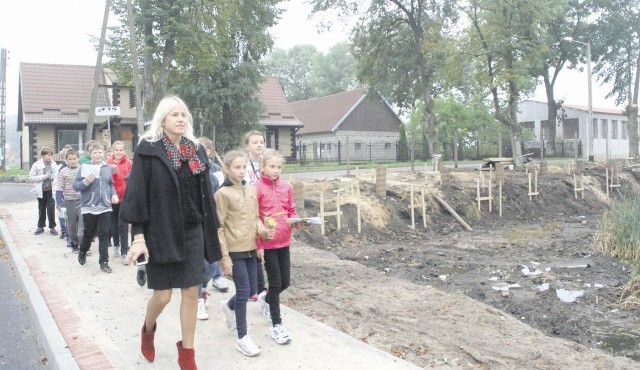 Dzieci ze szkoły w Bierkowie wkrótce będą mogły korzystać z wiszącego mostka, który jest budowany na brzegu stawku. Fot. Zbigniew Marecki  