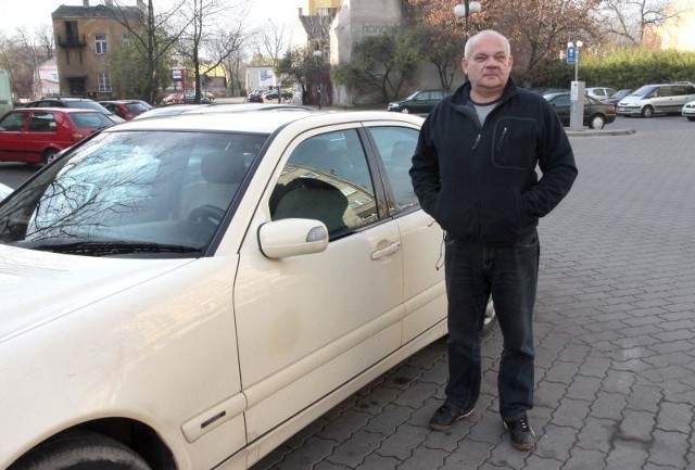 - Mieszkam niedaleko urzędu, czasem zostawiam tu samochód. Ale o tym, że parking jest już w strefie nie miałem pojęcia &#8211; przekonuje pan Bogusław.