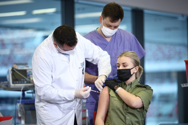 W całym kraju rozpoczęły się szczepienia funkcjonariuszy służb mundurowych. W Wielkopolsce zaszczepionych zostanie blisko 5,1 tys. policjantów