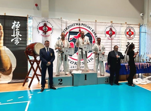 Seniorzy z Sosnowieckiego Klubu Karate na Mistrzostwach Polski w Świnoujściu zdobyli dwa medale: srebrny i brązowy. Zobacz kolejne zdjęcia. Przesuwaj zdjęcia w prawo - naciśnij strzałkę lub przycisk NASTĘPNE