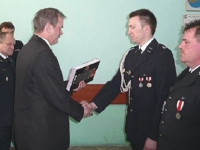 Nagrody prymusom szkolenia &#8211; druhom Piotrowi Kudełko i Robertowi Gorgoniowi &#8211; wręczył starosta kazimierski Jan Nowak. 